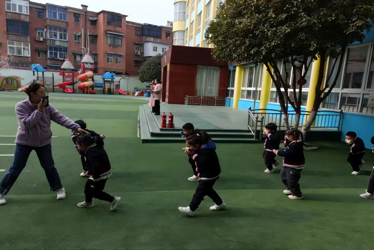 消防進(jìn)校園，普及消防安全常識(shí)